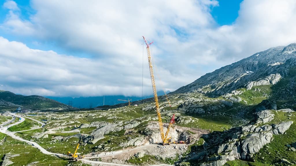 Working High Up: CC 3800-1 Erects Wind Turbine On The Gotthard